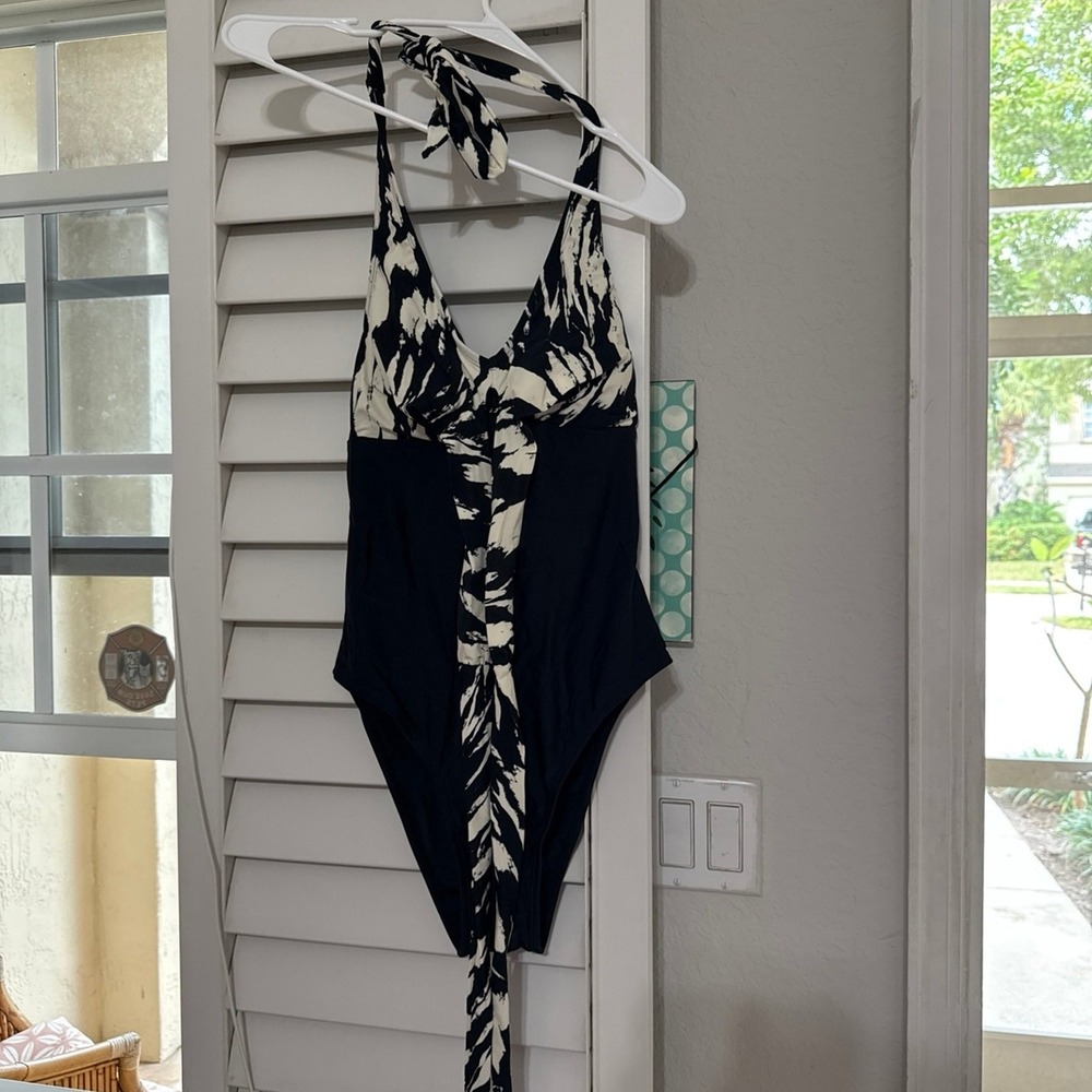 Cupshe Black White Palm Print Halter One Piece Swimsuit Sash Tie Medium NEW